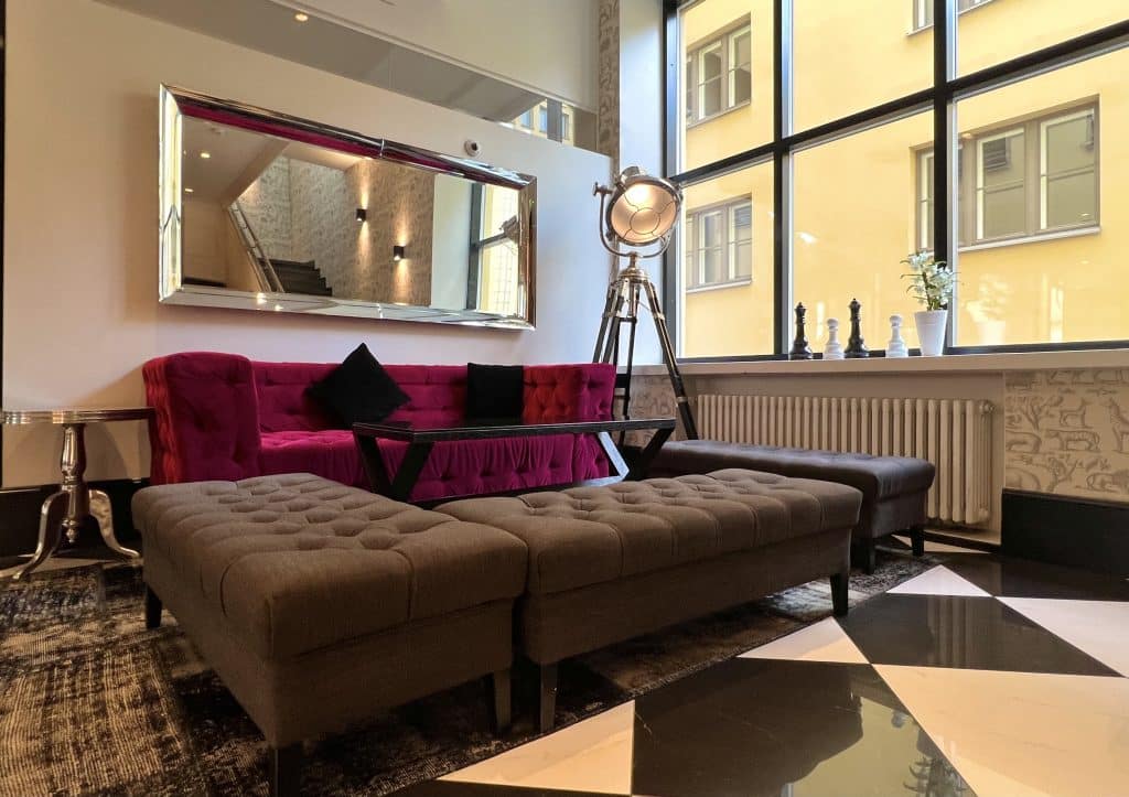 Magenta velvet sofa at Hotel Lilla Roberts