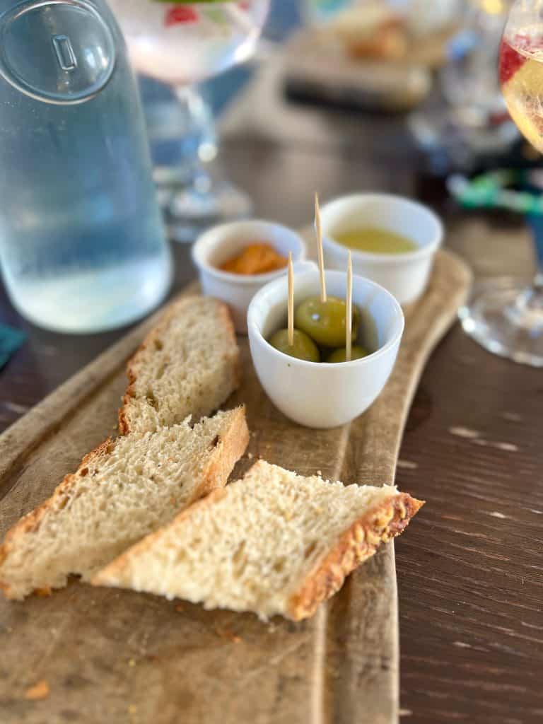 Vegetarian-Food in Jersey: bread, dips and Olives at Bass & Lobster