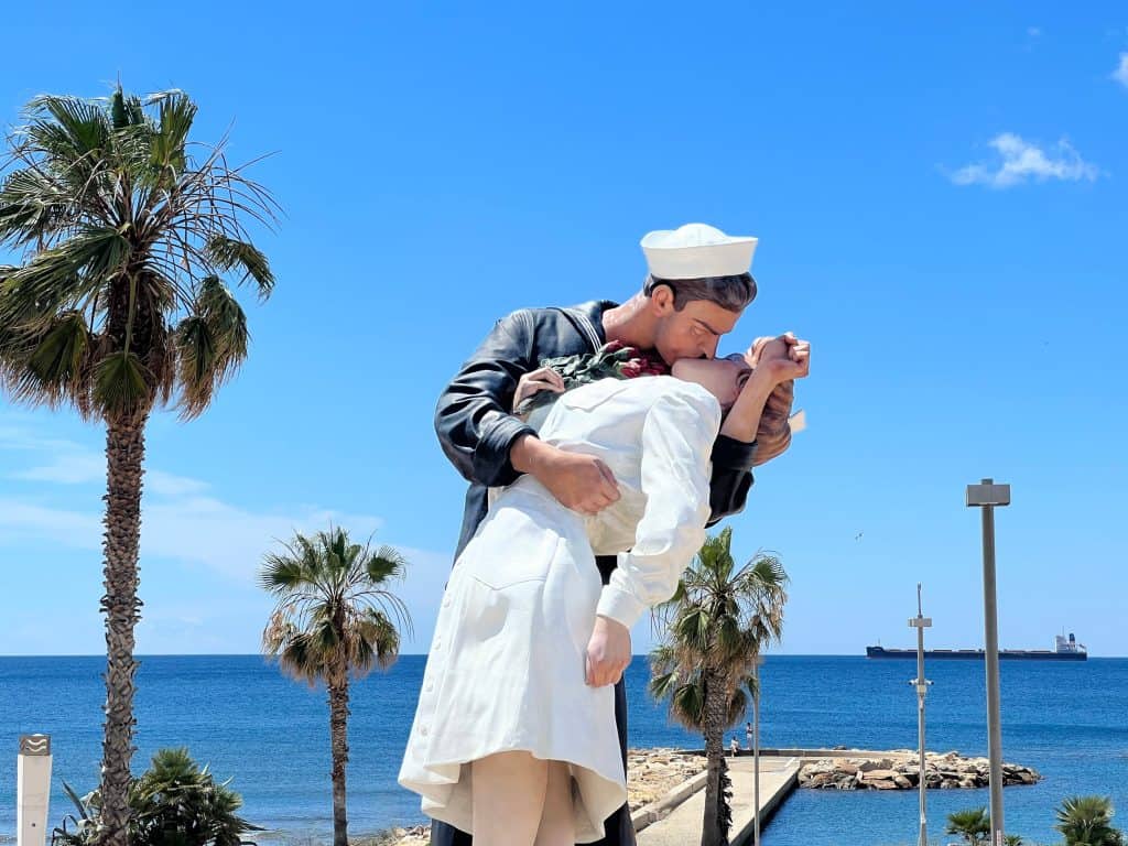 One day in Civitavecchia: Sailor kissing nurse sculptor on waterfront