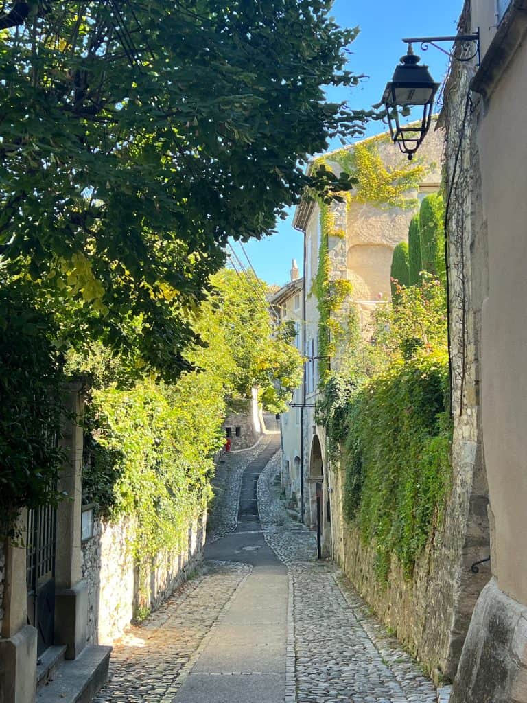 Driving itinerary through Provence:Side village roads in Provence